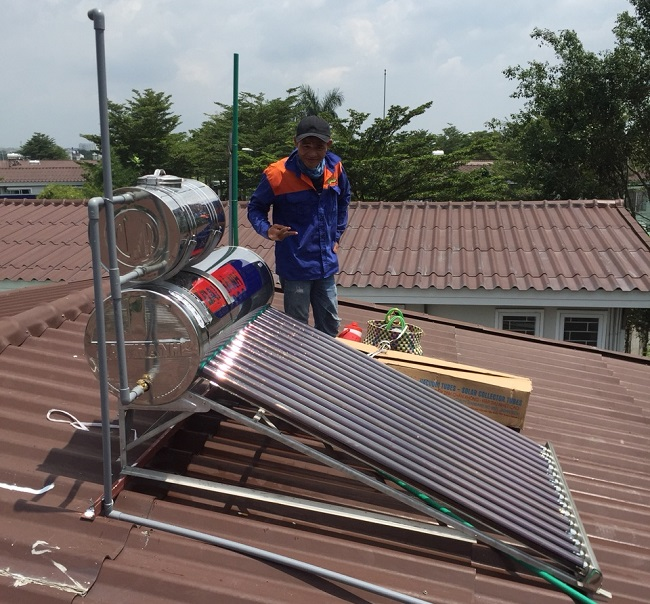 Cách lắp máy nước nóng năng lượng mặt trời trên mái nghiêng